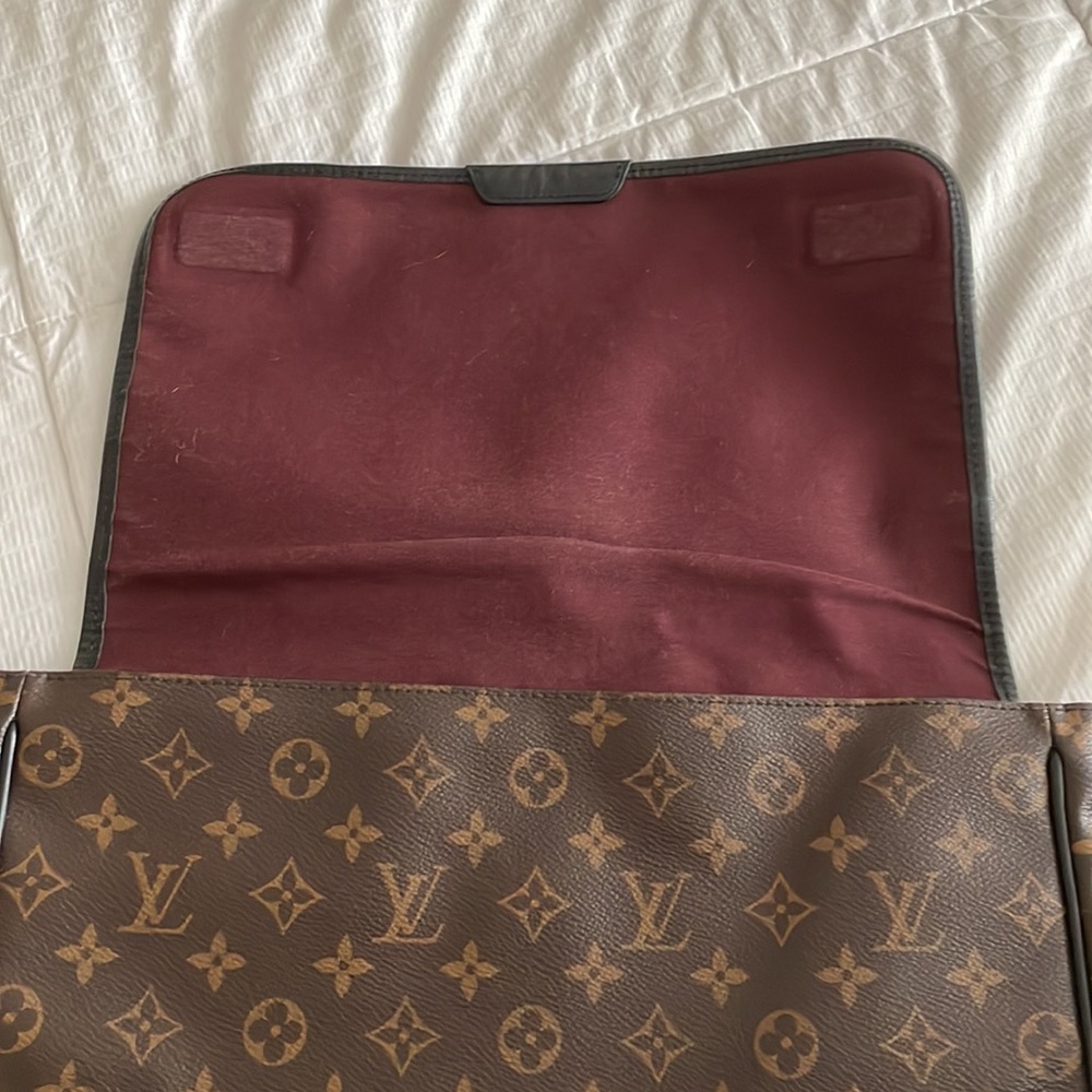 LOUIS VUITTON
Monogram Abbesses Messenger Bag - Picture 6 of 9